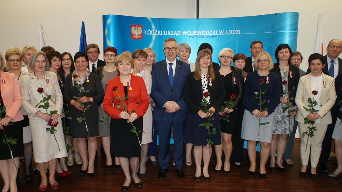 Zdjęcie odznaczonych pracowników w towarzystwie wiceministra Stanisławam Szweda