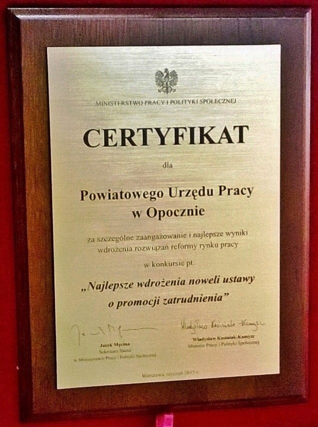 Zdjęcie certyfikatu przyznanego Powiatowemu Urzędowi Pracy w Opocznie